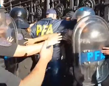 Tensión en el Congreso: la Policía volvió a reprimir jubilados con gas pimienta