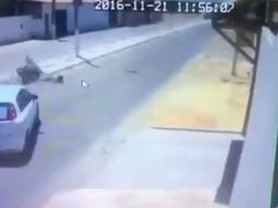 Choca contra un auto, se salva y se le cae un poste de luz encima Choca contra un auto, se salva y se le cae un poste de luz encima