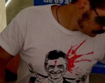 Empleado municipal fue a trabajar con una remera de Macri con un balazo en la frente