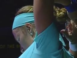 contrariada, una tenista se corto el pelo en pleno partido y lo termino ganando contrariada, una tenista se corto el pelo en pleno partido y lo termino ganando