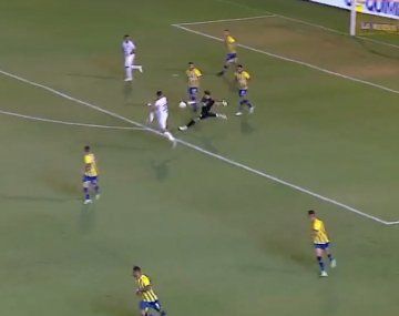 Colón hizo el gol más insólito de la Copa de la Liga tras un blooper del arquero de Central
