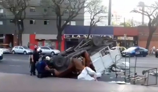 Volcó una camioneta en Parque Patricios: al menos diez heridos