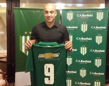 Vuelve a un viejo amor: Santiago Silva es nuevo refuerzo de Banfield