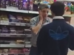 empleado cacheteo a un cliente empleado cacheteo a un cliente