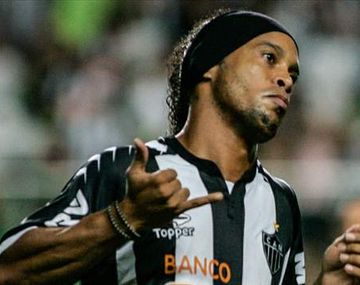 Ronaldinho hizo un espectacular gol de chilena