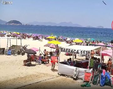 El momento en que cae al mar una avioneta en Río de Janeiro y muere su piloto