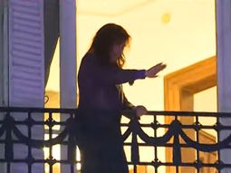 Cristina Kirchner volvió a salir al balcón en el marco de una nueva marcha de Ni Una Menos. Cristina Kirchner volvió a salir al balcón en el marco de una nueva marcha de Ni Una Menos.