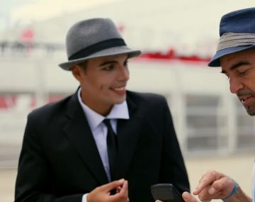 El Argentino QL, tal como se lo conoce con un imitador de Gardel