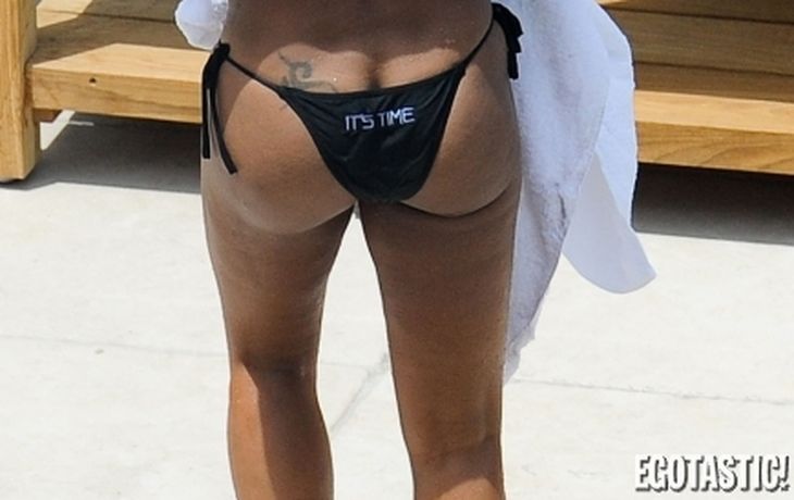 Ella le pone un poco de pimienta a su bikini