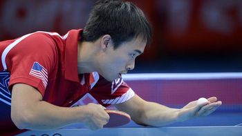 Inclinado como haciendo una ofrenda Inclinado como haciendo una ofrenda