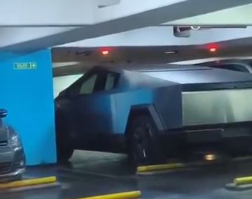 Le remolcaron el Tesla a un diputado de La Libertad Avanza por falta de patente