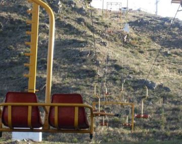 Nena viajó 300 metros colgada de una aerosilla