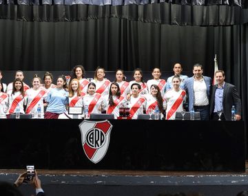 Histórico: 15 jugadoras de fútbol de River firmaron su primer contrato profesional