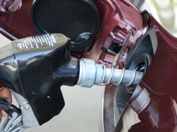 En Uruguay la nafta alcanzó su tercera baja mensual en el semestre logrando un 11% y el gasoil un 9%. En Uruguay la nafta alcanzó su tercera baja mensual en el semestre logrando un 11% y el gasoil un 9%.