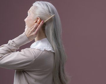 El truco casero para eliminar el color amarillo de las canas