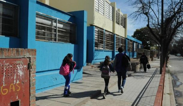 Encontraron un feto en el baño de una escuela primaria en Córdoba