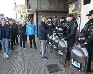 Megaoperativo en Liniers: desalojan a manteros y vendedores de comida callejera