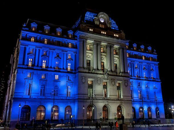 Lo descubrieron espiando a menores en el Palacio Libertad, se arrojó por una ventana y murió