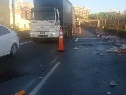 Volcó un camión en la autopista Buenos Aires-La Plata: hay demoras