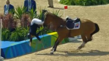 lo traiciono el caballo: mira esta terrible caida en la prueba de equitacion lo traiciono el caballo: mira esta terrible caida en la prueba de equitacion