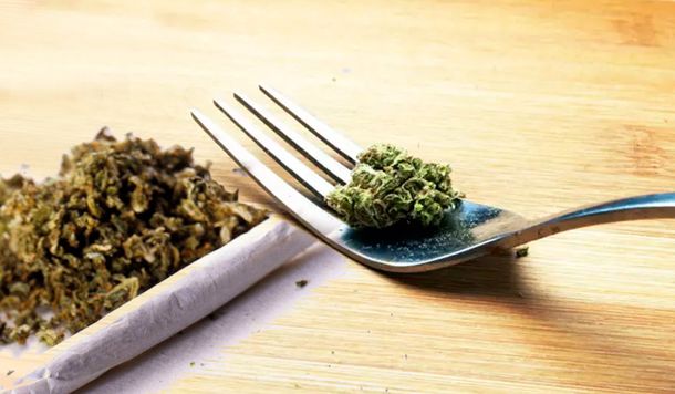 ¿Cuáles son las diferencias entre comer y fumar marihuana?