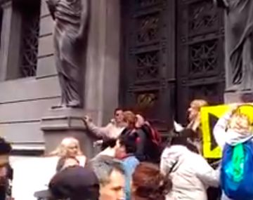 Escrache a Elisa Carrió: le piden propina en la puerta del Congreso