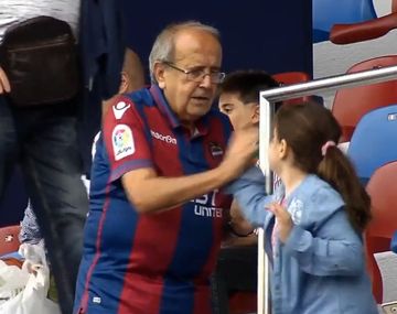 El abuelo del Levante juega con su nieta en la cancha