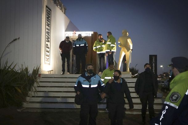 Desactivan una fiesta clandestina en Pinamar con 700 personas, 60 autos y disc jockey