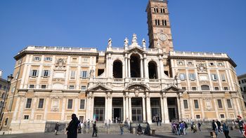 cincuenta familias sin techo ocupan una basilica papal cincuenta familias sin techo ocupan una basilica papal