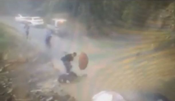 VIDEO: Una piedra gigante cae de una montaña y un turista se salva de milagro
