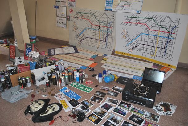 Hicieron graffitis en el subte, los identificaron y fueron detenidos