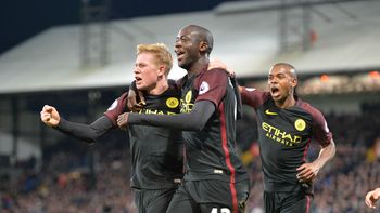 con dos goles de yaya toure, el city gano como visitante y volvio a la punta con dos goles de yaya toure, el city gano como visitante y volvio a la punta