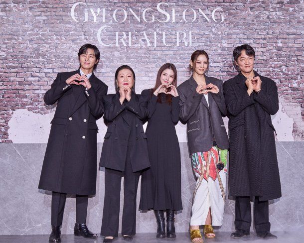 Park Seo-joon, Kim Hae-sook, Han So-hee, Claudia Kim y Jo Han-cheul (izq. a dcha.) Park Seo-joon, Kim Hae-sook, Han So-hee, Claudia Kim y Jo Han-cheul (izq. a dcha.)