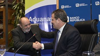 El DirectorNacional de Aduanas, Jaime Borgiani, y el presidentedel BROU, Salvador Ferrer, suscribieron el acuerdo. El DirectorNacional de Aduanas, Jaime Borgiani, y el presidentedel BROU, Salvador Ferrer, suscribieron el acuerdo.
