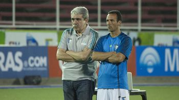 Aníbal Fernández junto al ahora ex DT, Emanuel Roggero Aníbal Fernández junto al ahora ex DT, Emanuel Roggero