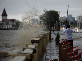 El Río de la Plata desbordó en Quilmes y sigue el alerta por sudestada