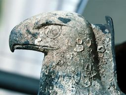 La polémica águila del buque de guerra de la Alemania nazi no será fundida para reconvertirse en paloma de la paz. La polémica águila del buque de guerra de la Alemania nazi no será fundida para reconvertirse en paloma de la paz.