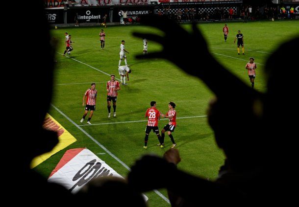 Estudiantes venció 1-0 a Deportivo Riestra y sigue cerca de la cima