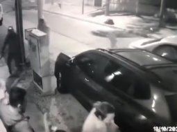 El truco que usó un padre para calmar a su hija en medio de un violento robo