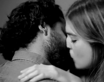 VIDEO: Le piden a 20 extraños que se besen por primera vez