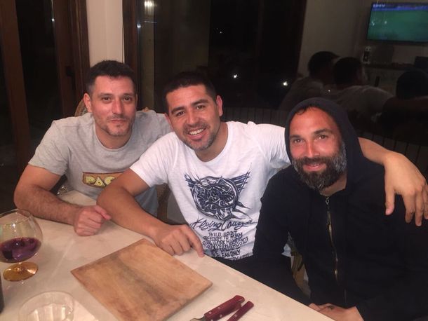 Vino, asado y amigos: así vio Riquelme el empate de la Selección