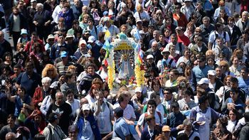 peregrinacion a lujan: miles de fieles arriban a la basilica peregrinacion a lujan: miles de fieles arriban a la basilica