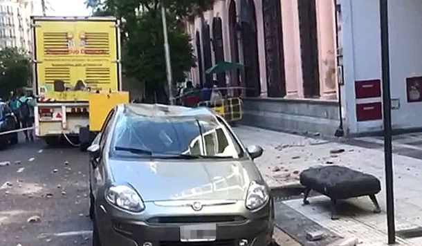 Derrumbe de mampostería de edificio sobre una fila de personas que esperaban ser testeadas