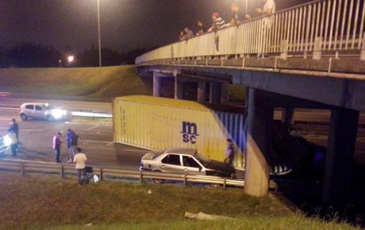 Sobre llovido... Un container aplastó el auto de Diwan en Panamericana