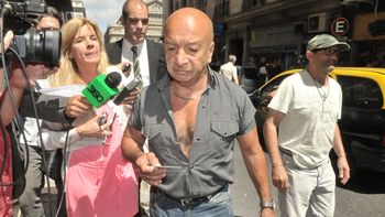 el cerrajero dijo que la puerta de servicio estaba sin trabas el cerrajero dijo que la puerta de servicio estaba sin trabas