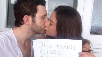 una campana en la web muestra a parejas de judios y arabes a favor de la paz una campana en la web muestra a parejas de judios y arabes a favor de la paz