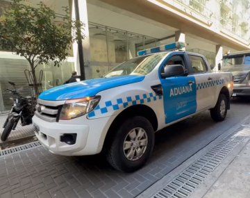 La Aduana allanó 18 bancos por una fuga millonaria en dólares