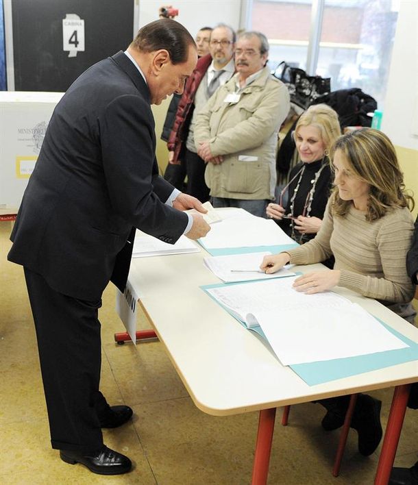 Berlusconi votó mientras feministas lo escrachaban