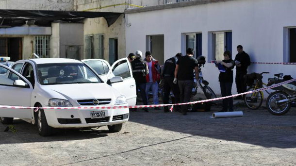 Lo detuvieron por abuso sexual y se pegó un tiro adentro del patrullero