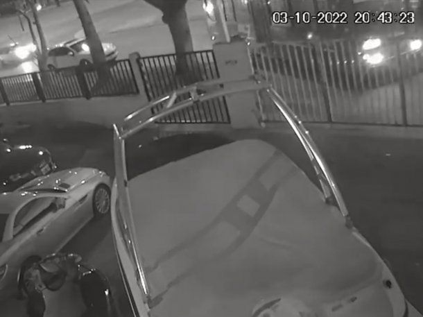 Video: motochorros atacaron a empleados de una concesionaria y un colectivo interrumpió el robo